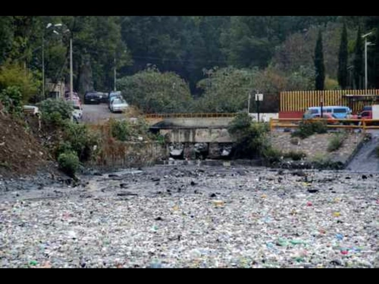 Aspecto de una barranca atestada de basura en la delegación Álvaro Obregón, en la Ciudad de México. Foto La Jornada