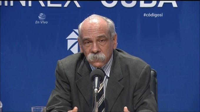 El doctor Jorge González, presidente de la Sociedad Cubana de Medicina Legal, en conferencia de prensa. Foto tomada de la cuenta de Twitter @InesMChapman