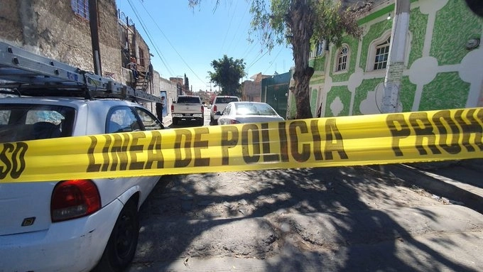 Personal de la Fiscalía del Estado acudió al sitio para iniciar las investigaciones. Foto La Jornada