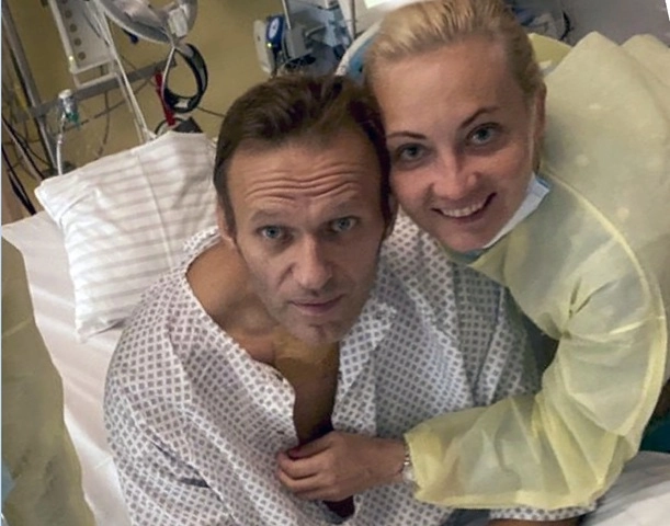 El líder opositor ruso Alexei Navalny y su esposa Yulia, en una foto publicada por Instagram antier. Foto Ap 