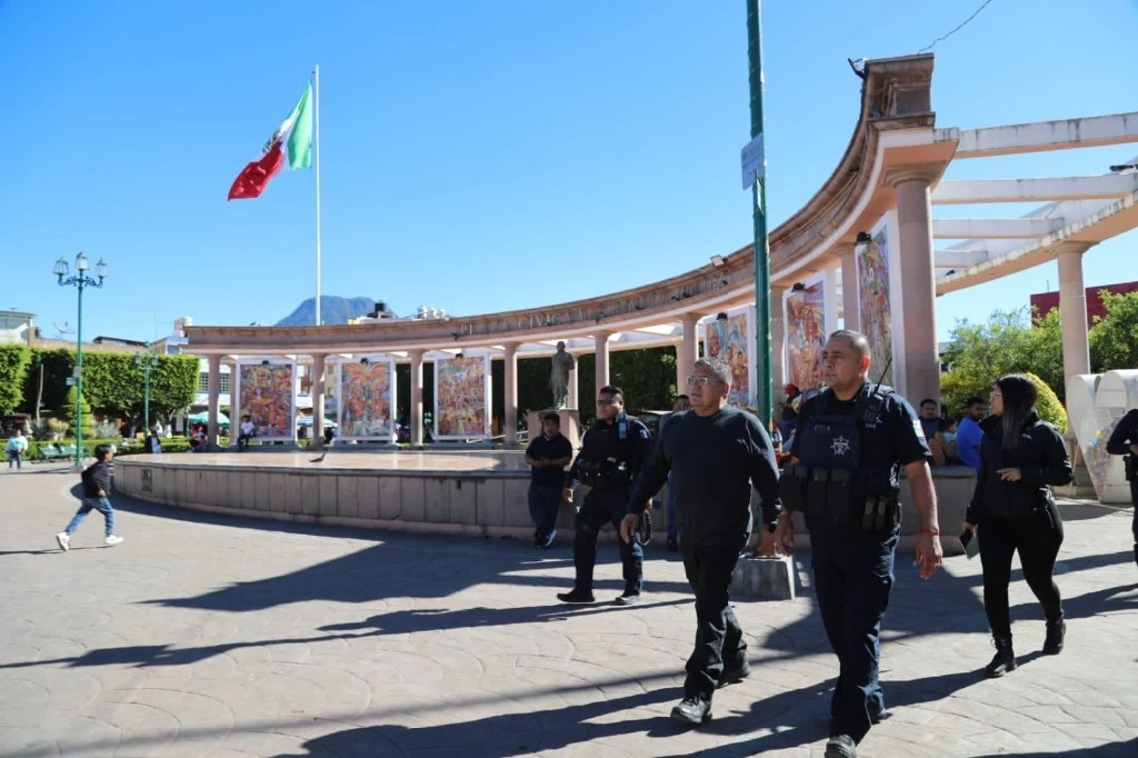 El titular de la Secretaria de Seguridad Pública de Michoacán informó, vía X, que realizó una gira de trabajo por el municipio de Zitácuaro y se reunió con el alcalde Antonio Ixtláhuac para reforzar la coordinación en materia de seguridad en la zona, el 26 de enero de 2024. Foto tomada de la mencionada red social @SSeguridad_Mich