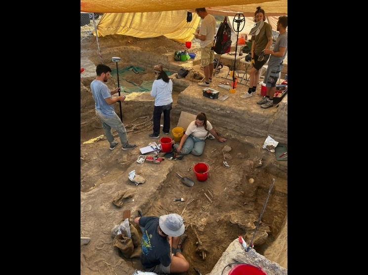Un equipo de expedición arqueológica de la Universidad de Gotemburgo trabaja a la orilla del lago salado de Larnaca, en Hala Sultan Tekke, en Chipre, el 13 de junio de 2023. Foto Afp 