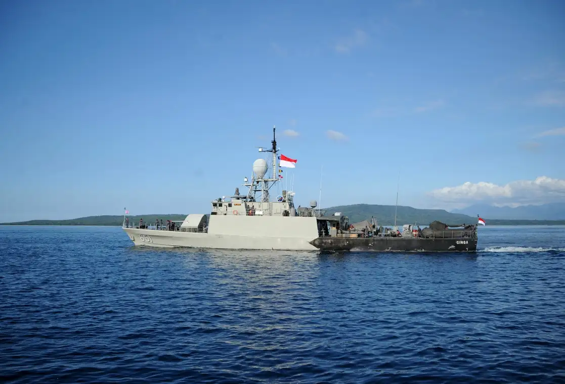 El bote patrullero de la Armada de Indonesia KRI Singa durante las operaciones de búsqueda del submarino KRI Nanggala (402) de la Armada que desapareció el 21 abril de 2021. Foto Afp