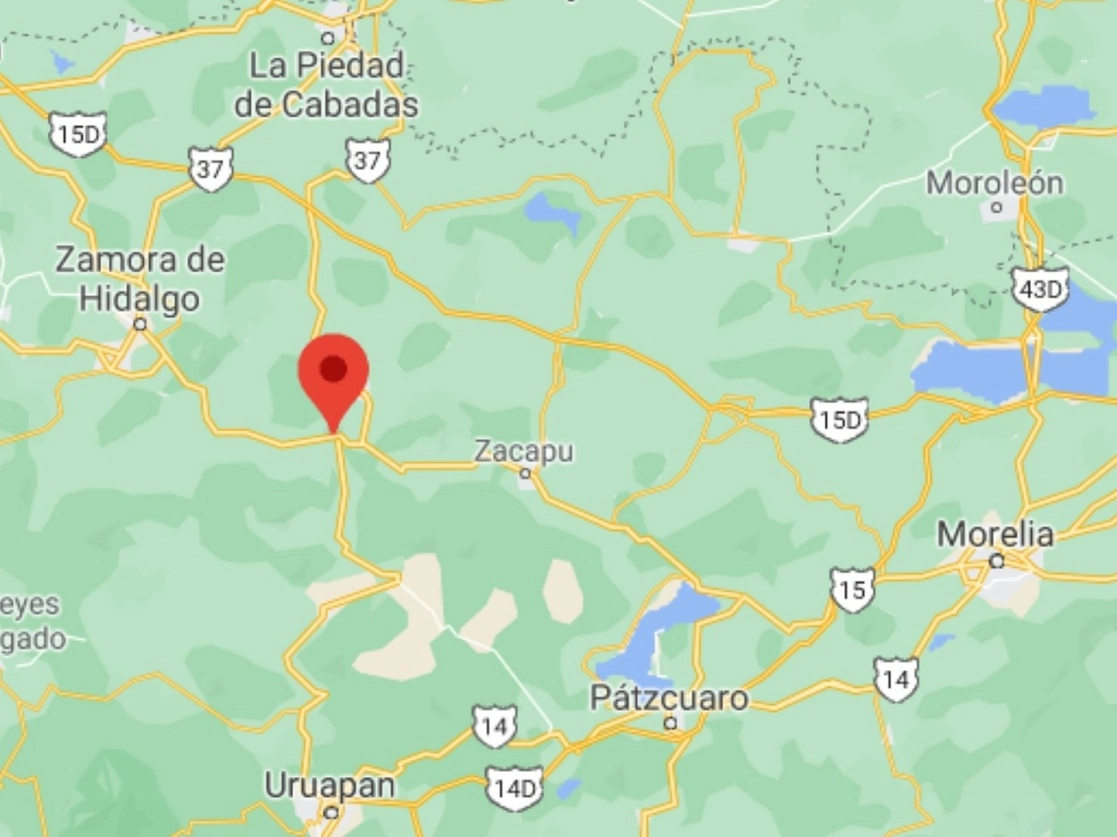 A un costado de la carretera Zamora-Morelia, a la altura de la comunidad de Carapan, municipio de Chilchota, fueron localizadas siete bolsas de plástico con los restos de dos hombres y una mujer desmembrados, que no han sido identificadas, informó la Secretaría de Seguridad Pública. Imagen Google Maps