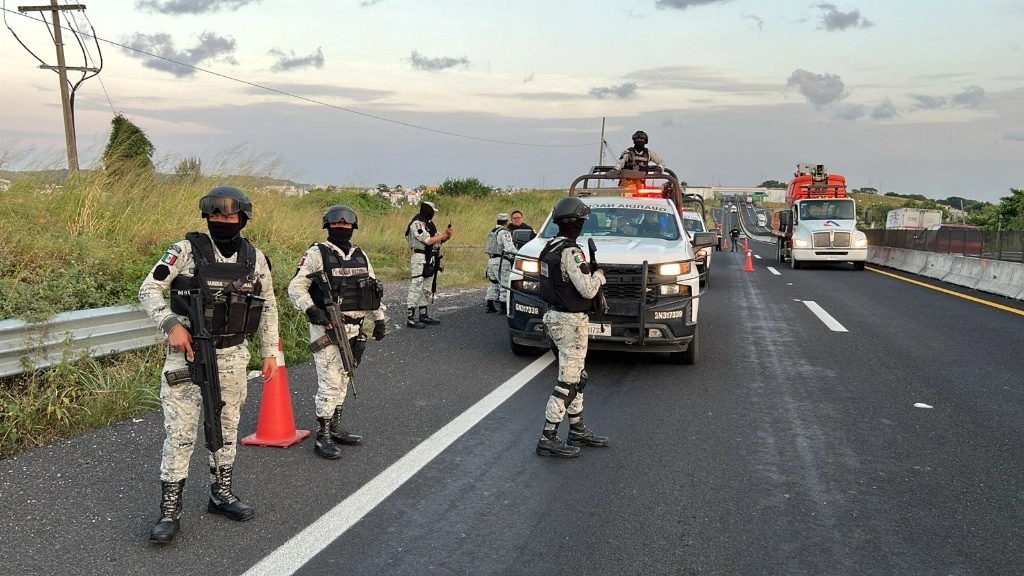 Personal de seguridad resguardó el área para el levantamiento de los cuerpos. Foto La Jornada