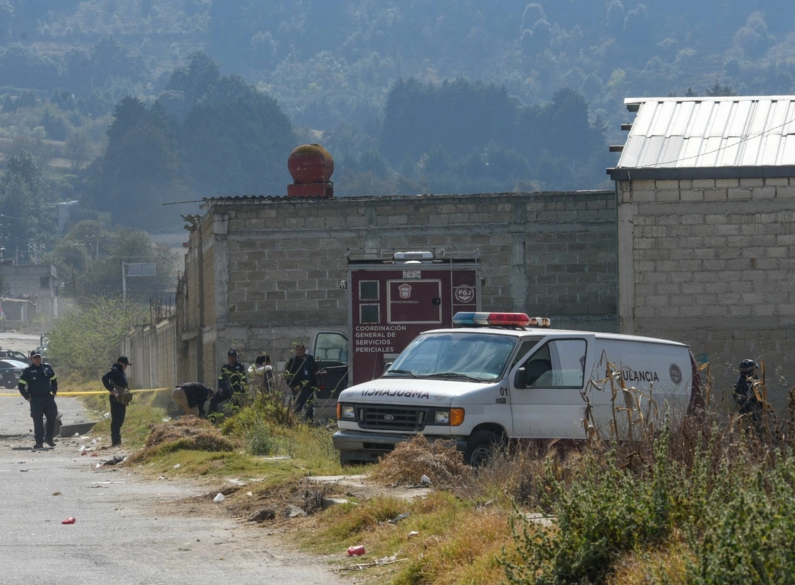 Al menos 26 paquetes envueltos en cinta canela, en cuyo interior se hallaban restos humanos, fueron encontrados en un inmueble en la colonia La Joya de Tenango del Valle, a unos 15 kilómetros al sur de de Toluca. Foto Cuartoscuro

