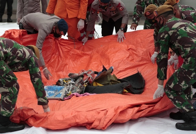 Elementos del ejército recuperan restos del avión estrellado cerca de las costas de Yakarta, Indonesia. Foto Ap