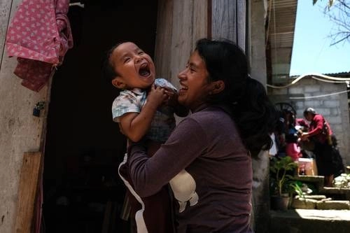 Juana Pérez, madre de Dylan Esaú Gómez Pérez, festeja en su domicilio, en San Cristóbal de las Casas, Chiapas, el hallazgo de su hijo, quien fue sustraído hace 44 días del Mercado Popular del Sur. Foto Cuartoscuro