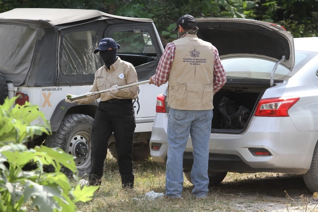 Personal de la Fiscalía trabaja en el lugar del hallazgo. Foto Arturo Campos Cedillo