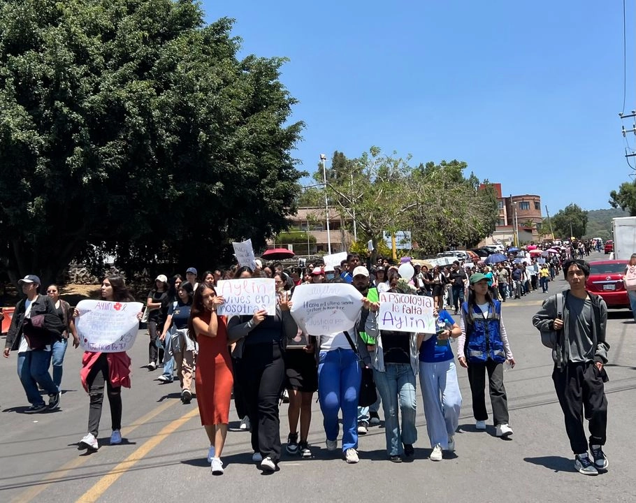 Marchan cientos de estudiantes de la facultad de psicología de la UAEM para exigir justicia para Aylin Rodríguez alumna de esta facultad, y victima de feminicidio.