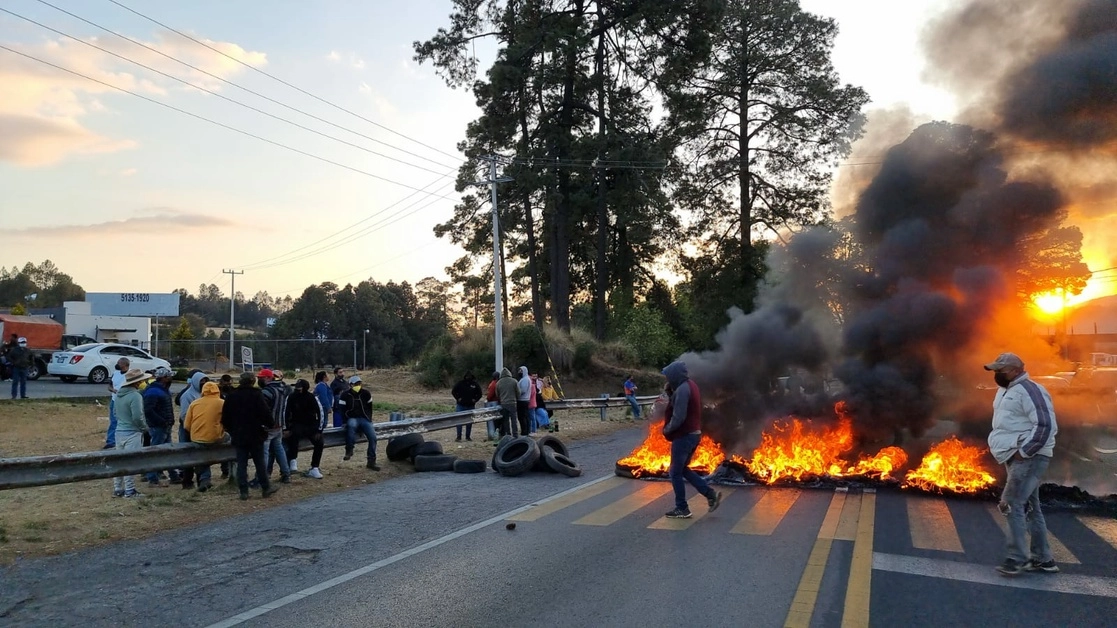 Pobladores de Huitzilac, Morelos, bloquearon la carretera federal México-Cuernavaca por más de seis horas el viernes por la desaparición de tres jóvenes, de los cuales ayer dos cuerpos fueron hallados sin vida en el pueblo de Parres, en Tlalpan. Foto Rubicela Morelos