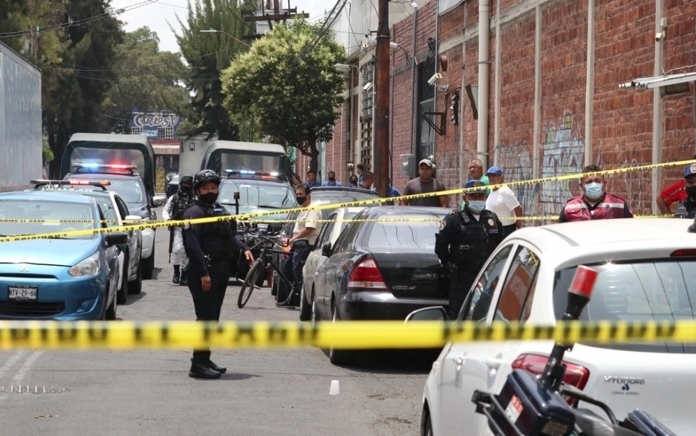 Expertos de la Coordinación General de Investigación Forense y Servicios Periciales, en las áreas de criminalística y fotografía, buscan indicios que les permitan esclarecer los hechos. Foto La Jornada / archivo