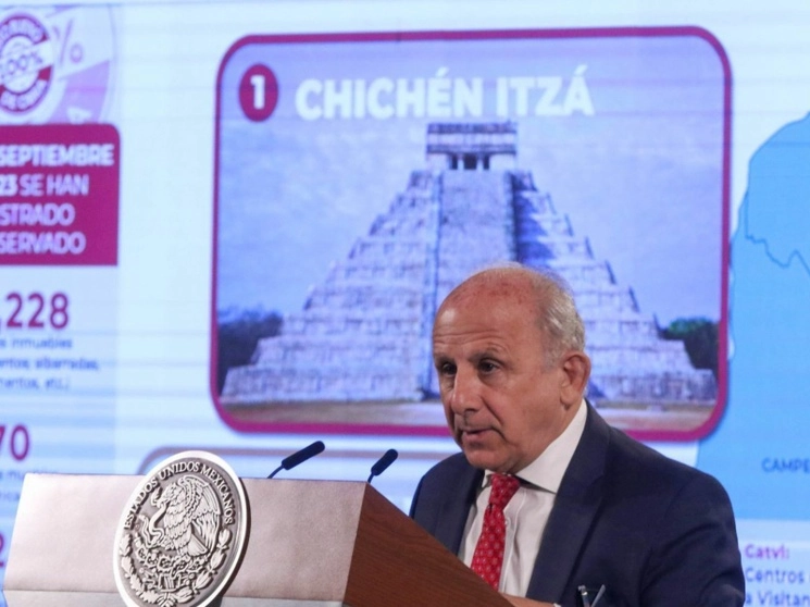 El director general del INAH, Diego Prieto, informó que se halló una tapa de bóveda en Ek Balam con una figura de serpiente. Foto Cuartoscuro 