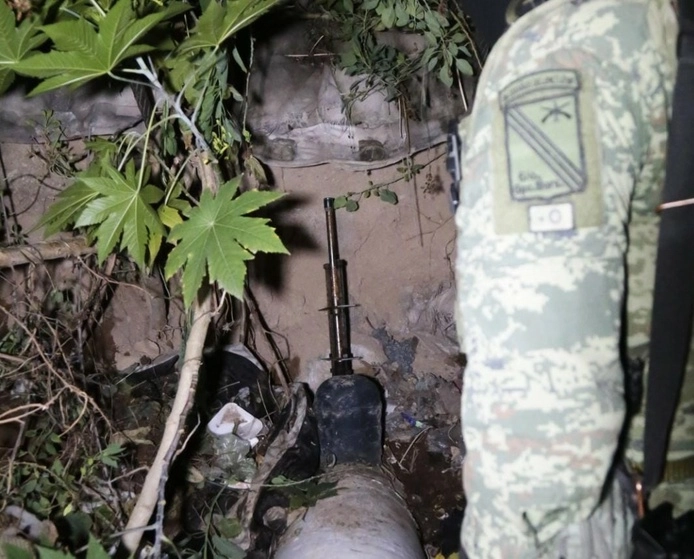Una toma clandestina que estaba conectada a un ducto de Pemex, que corre sobre el gran canal del desagüe, en las inmediaciones de la colonia Las Vegas-Xalostoc, fue descubierta por elementos de la policía municipal, que lograron detener a un presunto ‘huachicolero’. Foto ‘La Jornada’