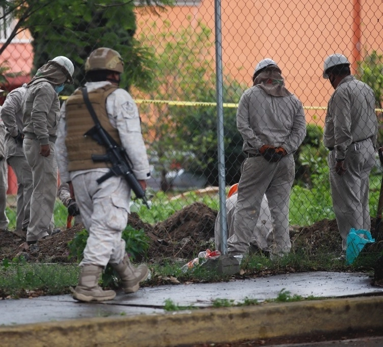 Personal de Pemex, Sedena y Protección Civil de la alcaldía resguardan la toma clandestina. Foto Víctor Camacho/Archivo
