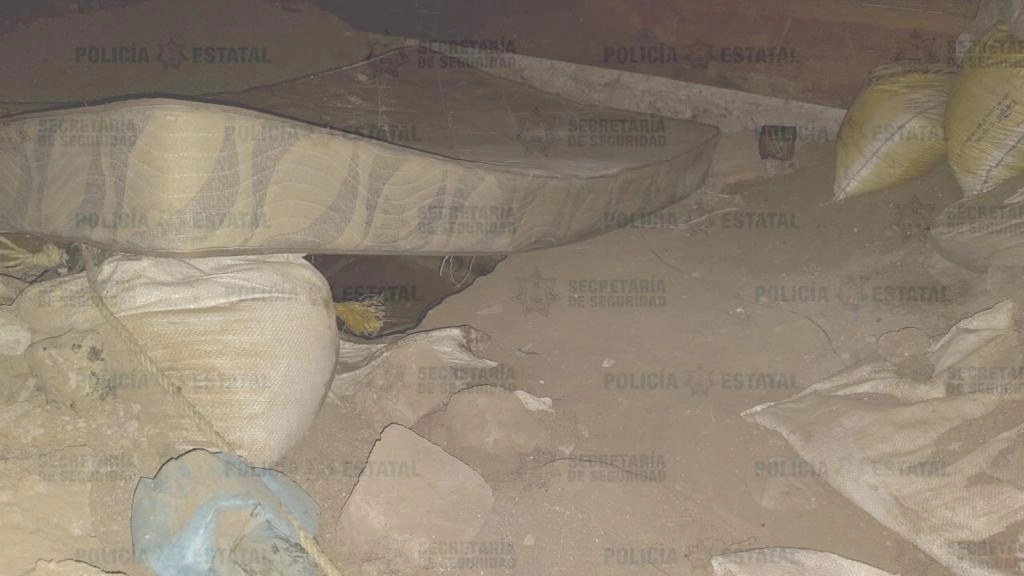 Una toma clandestina de hidrocarburo en un ducto de Pemex, oculta con un colchón, fue descubierta en la colonia La Laguna, en la zona oriente de Tlalnepantla, Estado de México, el 16 de marzo. Foto cortesía Secretaría de Seguridad estatal