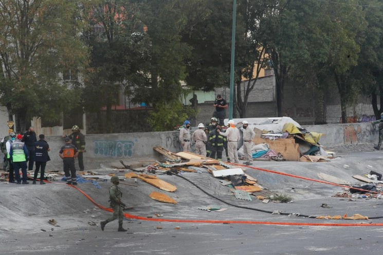 Elementos de la Guardia Nacional y personal de Pemex vigilan una toma clandestina en el Gran Canal, en la alcaldía de Venustiano Carranza. Foto: Víctor Camacho