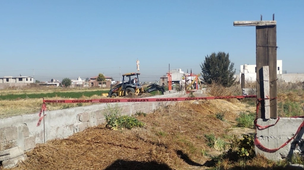 Una toma clandestina conectada a un gasoducto de Pemex fue detectada a la altura de la colonia Asunción, en la zona centro del municipio de Tonanitla, lo que movilizó a los cuerpos de rescate, sin que hubiera fuga del combustible. Foto ‘La Jornada’