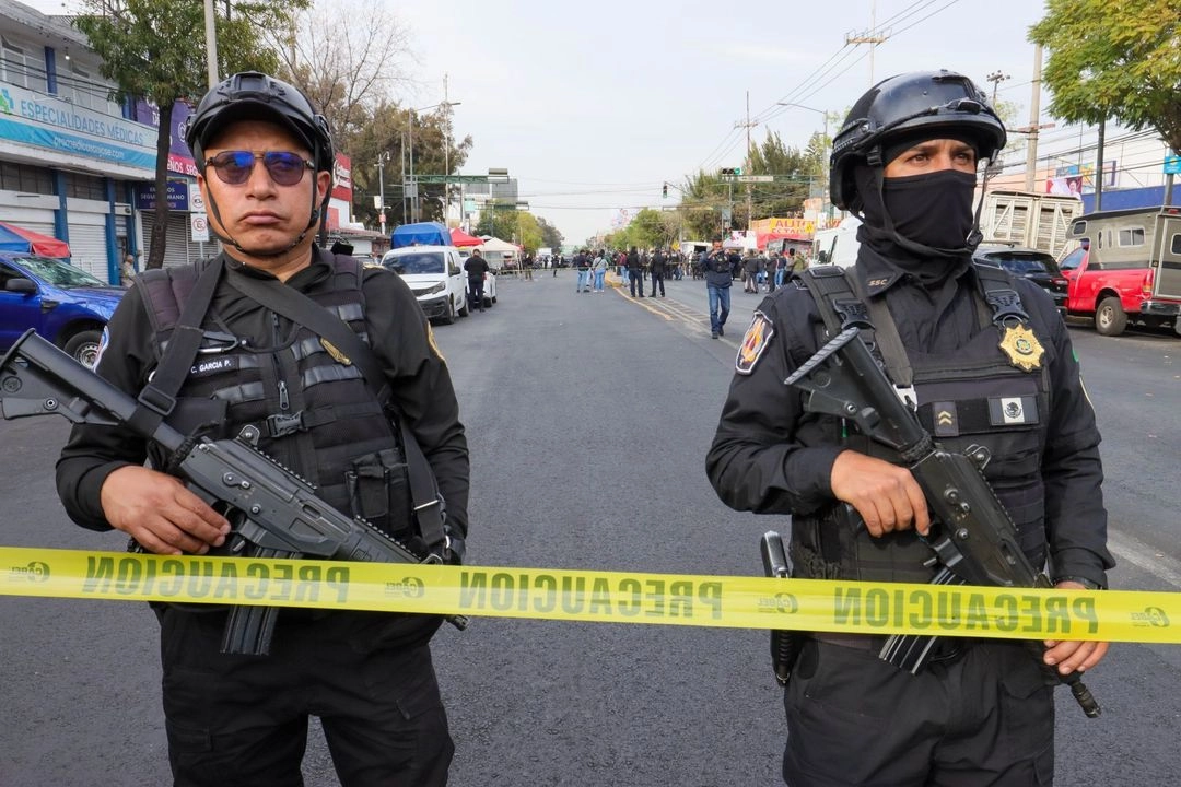 La Policía de la Ciudad de México indicó que de acuerdo con los protocolos de actuación policial, la zona fue acordonada y de los hechos se informó al agente del Ministerio Público.