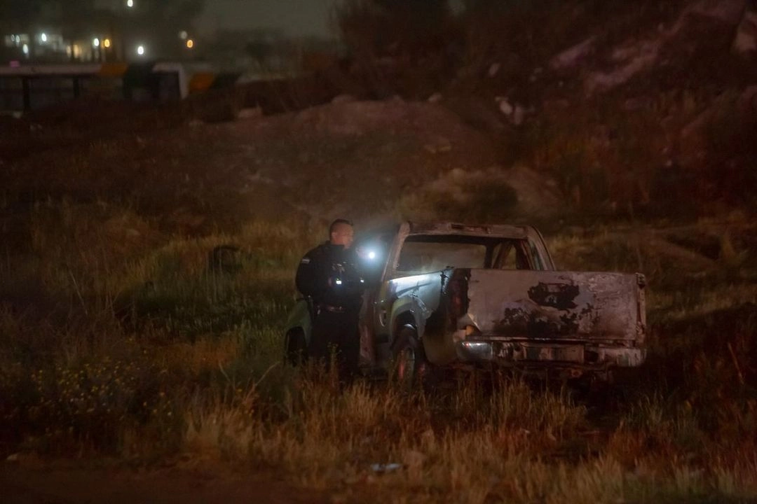 La camioneta con los tres cadáveres fue ubicada en las calles entre las calles Del Roble y Derecho de Vía, en el fraccionamiento Terrazas del Valle en Tijuana, BC. Foto