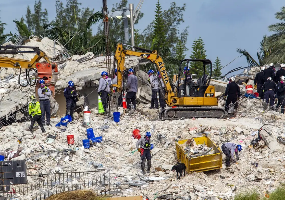 Con los tres cuerpos recuperados hoy, según las autoridades, el saldo del desastre es de 27 muertos y 118 desaparecidos. La imagen, del 5 de julio de 2021. Foto Miami Herald vía Ap