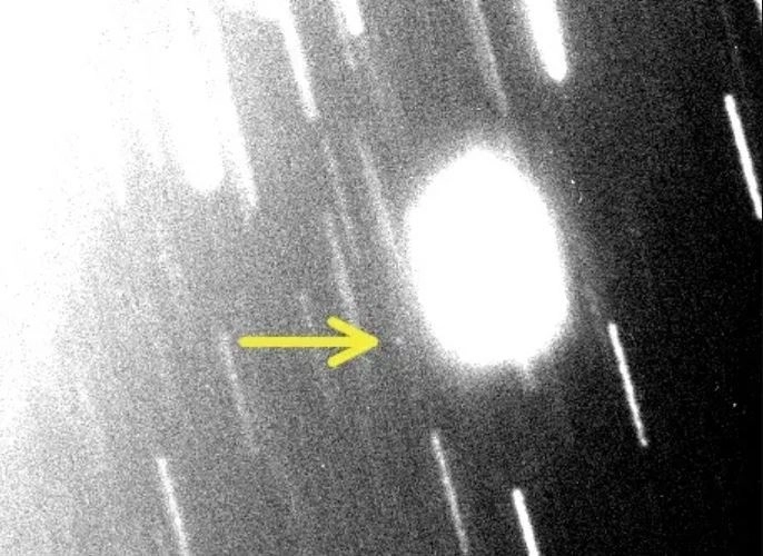 La luna nueva de Urano, S/2023 U1, está señalada por la flecha amarilla en la imagen inferior. Es el punto de luz súper tenue, no la gran mancha. Foto Europa Press
