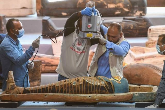 Presentación de los sarcófagos hallados en la necrópolis de Saqqara. Foto Afp