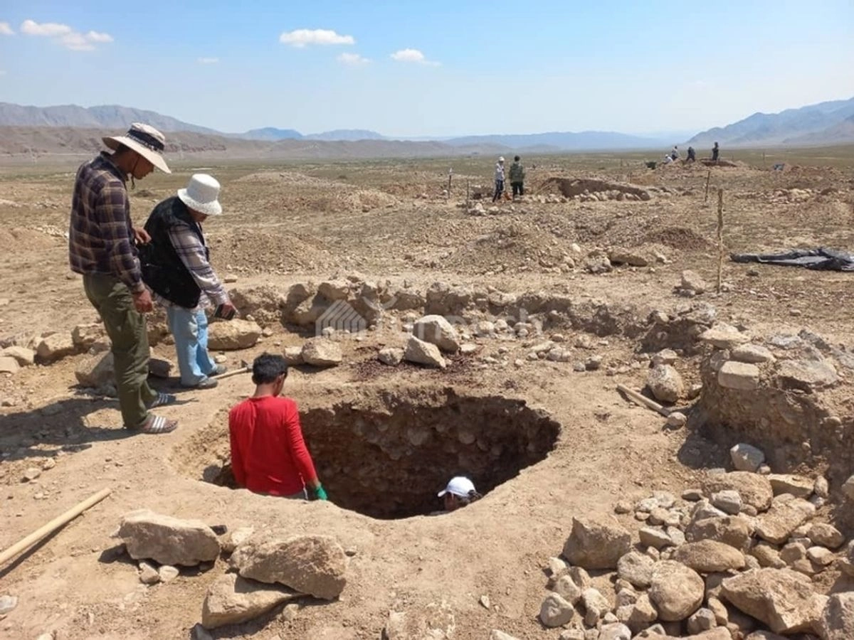 Según los científicos, es un entierro de la época de los hunos, al lado de los restos mortales fueron encontrados armas, potes de arcilla y otros utensilios.

