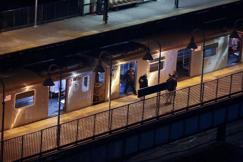 "Los agentes respondieron a una denuncia de hallazgo de restos (humanos)" entre dos estaciones en el norte del distrito turístico de Manhattan", informó la Policía de Nueva York. Foto Ap / Archivo
