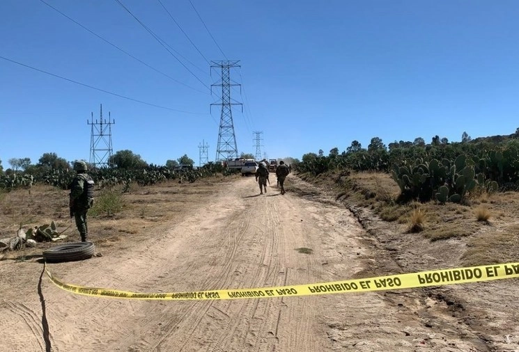 Cuatro vehículos abandonados con 2 mil 470 litros de combustible fueron descubiertos a la altura del Paraje Soapayuca, kilómetro 251, de la carretera Otumba-Ciudad Sahagún. Foto ‘La Jornada’ / Archivo