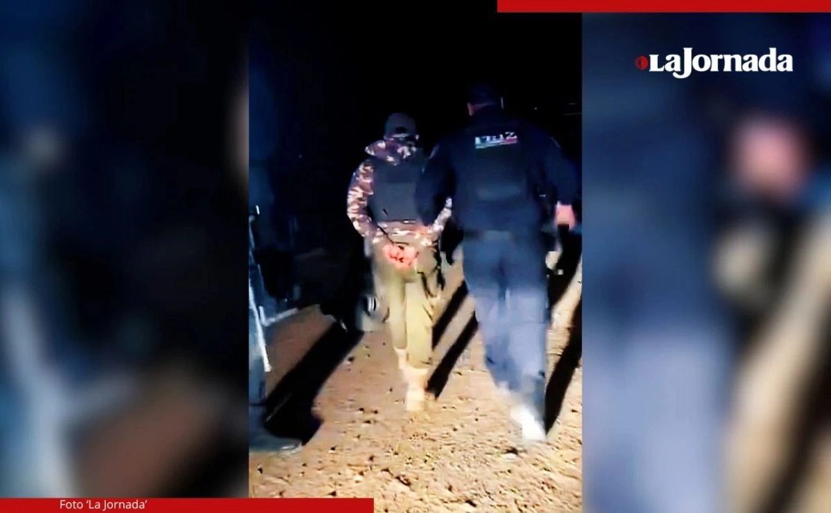 Los uniformados potosinos fueron desarmados y aprehendidos; se les decomisó un fusil AK-47, conocido como ‘cuerno de chivo’, y cartuchos percutidos de ese calibre. 