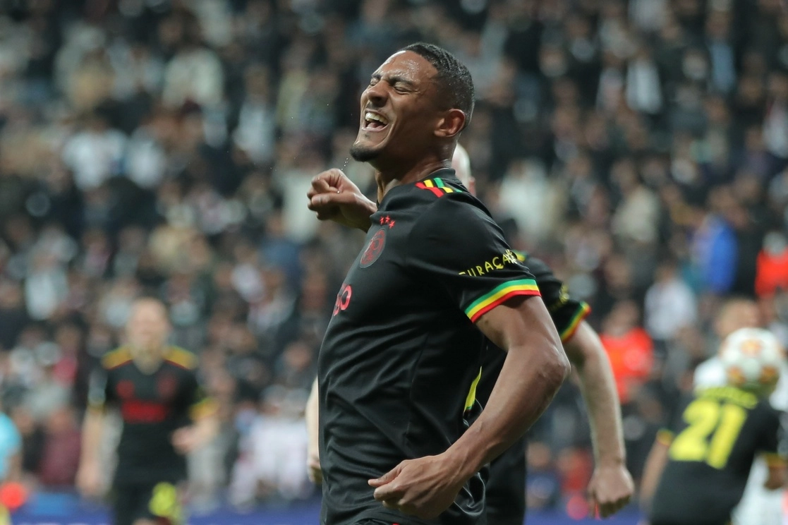 Sebastien Haller del Ajax celebra su anotación, el segundo de su equipo, durante el partido contra Besiktas, en el Estadio Vodafone Park en Estambul, Turquía, el 24 de noviembre de 2021. Foto Ap