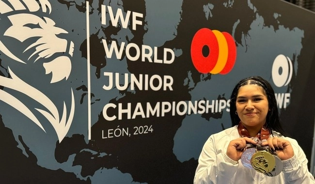 La halterista mexicana Mayrin Hernández posa con la medalla de oro obtenida den el Campeonato Mundial Juvenil. Foto Conade 