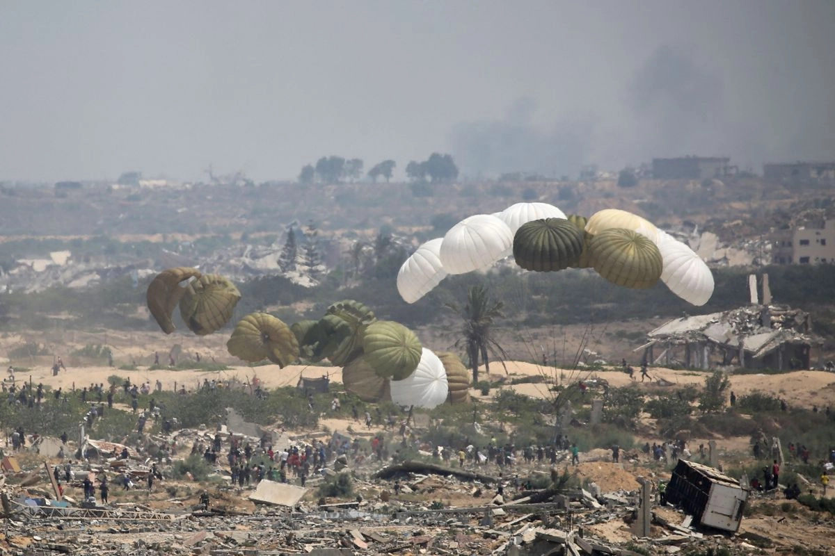 Ayuda humanitaria es lanzada en paracaídas desde un avión militar sobre Nuseirat, en el centro de la Franja de Gaza, el 18 de agosto de 2025.