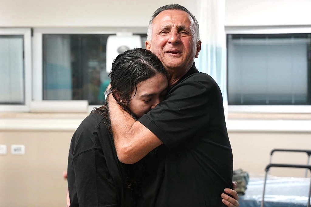 La joven Noa Argamani es abrazada por un familiar luego de ser rescatada de Gaza por el ejército israelí. Foto Afp