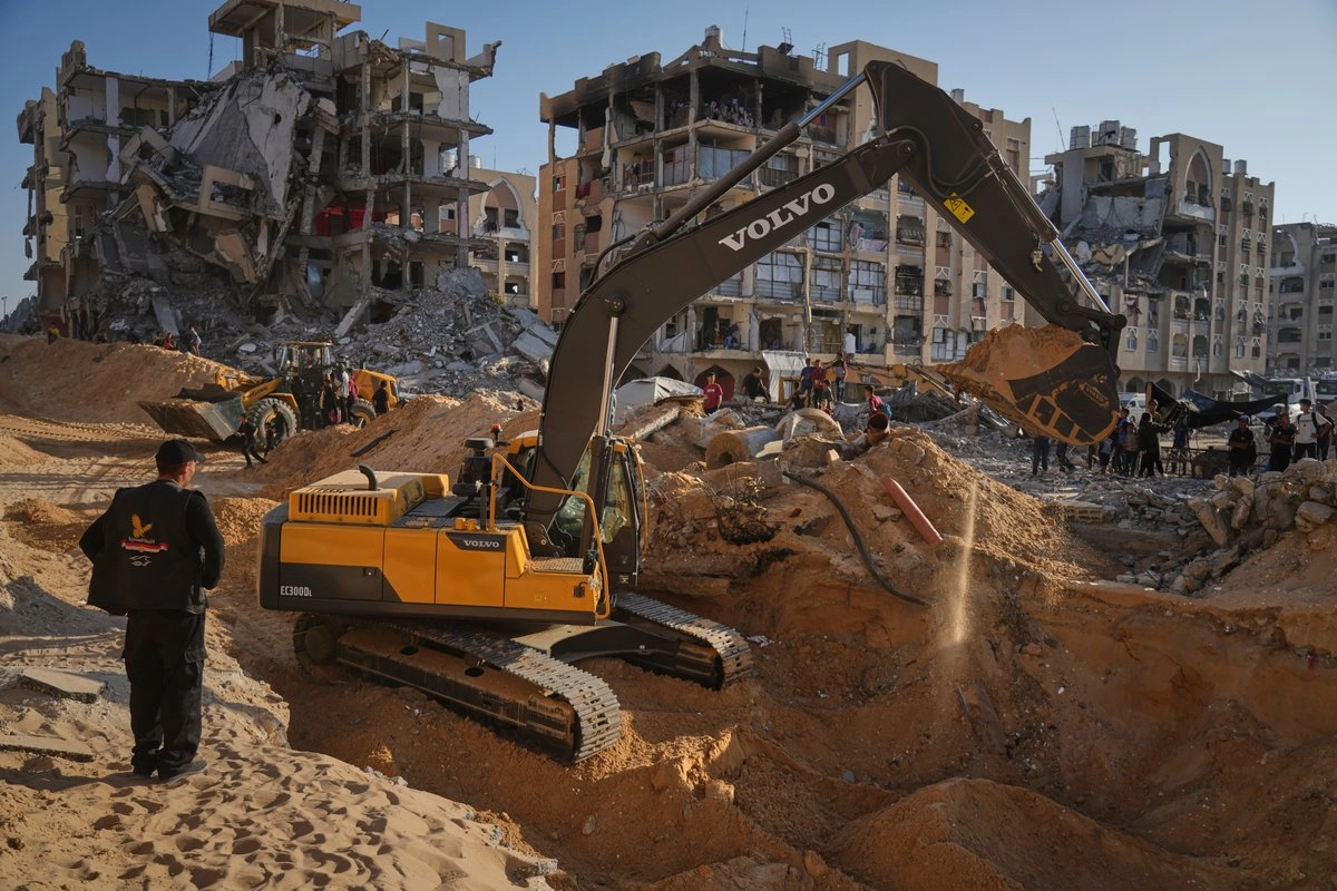 Una escuadrilla de expertos egipcios realizan excavaciones con maquinaria para encontrar cadáveres de rehenes israelíes en Jan Yunis, al sur de la franja de Gaza, el 26 de octubre de 2025. Foto  