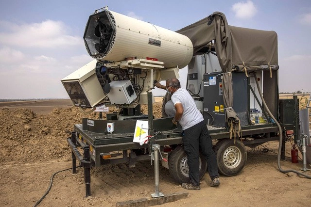 Un policía israelí muestra un nuevo sistema de defensa láser, diseñado para interceptar globos incendiarios lanzados desde los territorios palestinos en la Franja de Gaza. Foto Ap