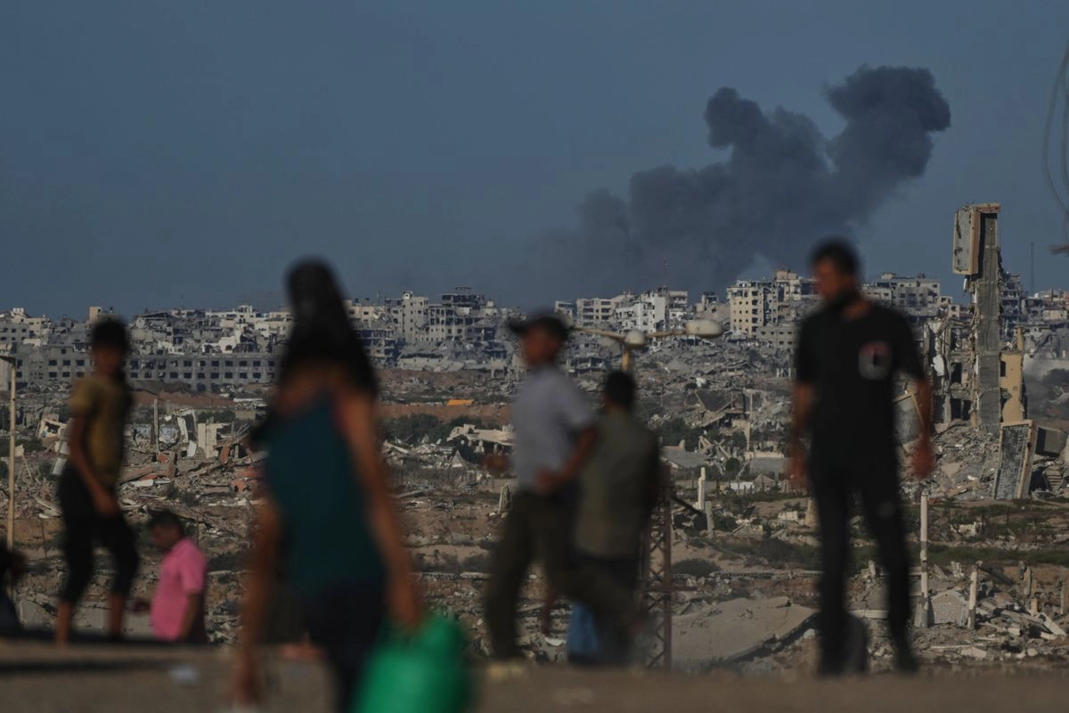 Humo se eleva tras un ataque militar israelí en la ciudad de Gaza, visto desde el centro de la Franja de Gaza, el 7 de octubre de 2025.
