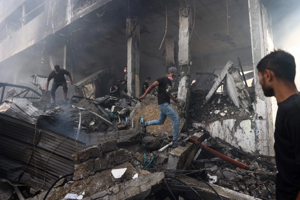 Edificio impactado por ataques israelíes en el campamento de refugiados de Maghazi, en la franja de Gaza, el 24 de octubre de 2024. Foto Afp
