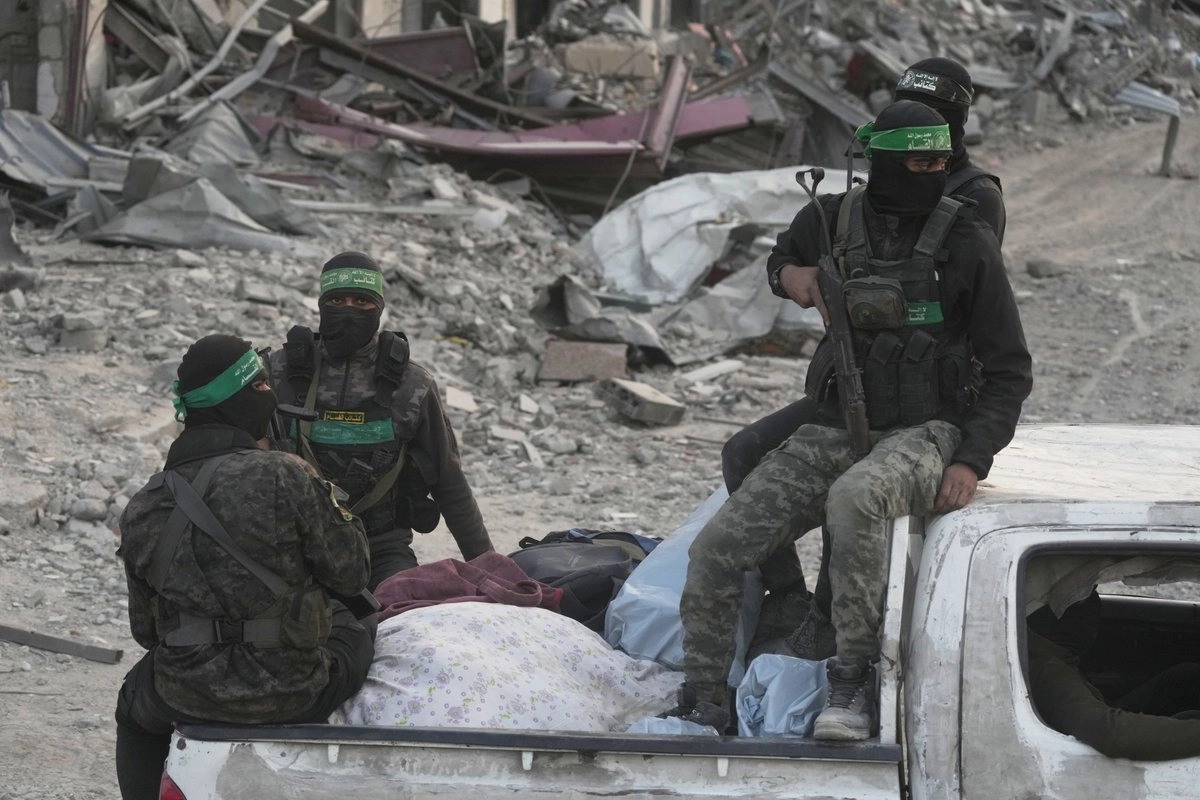 Militantes de Hamas buscan los cuerpos de rehenes israelíes en el barrio de Shijaiyah de la ciudad de Gaza, el 5 de noviembre de 2025. Foto