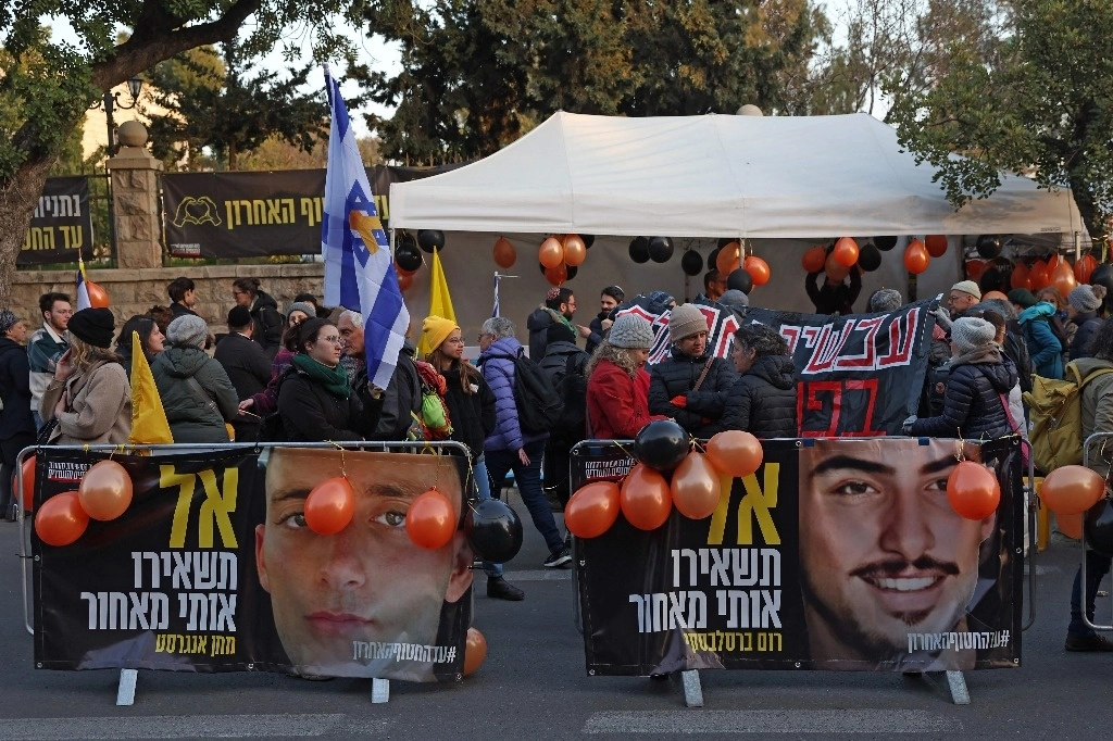 La gente se reúne para presentar sus respetos después del funeral de los difuntos rehenes israelíes, Shiri Bibas y sus hijos Ariel y Kfir, cerca de la residencia del primer ministro de Israel, Benjamin Netanyahu, en Jerusalén el 26 de febrero de 2025. Foto Afp