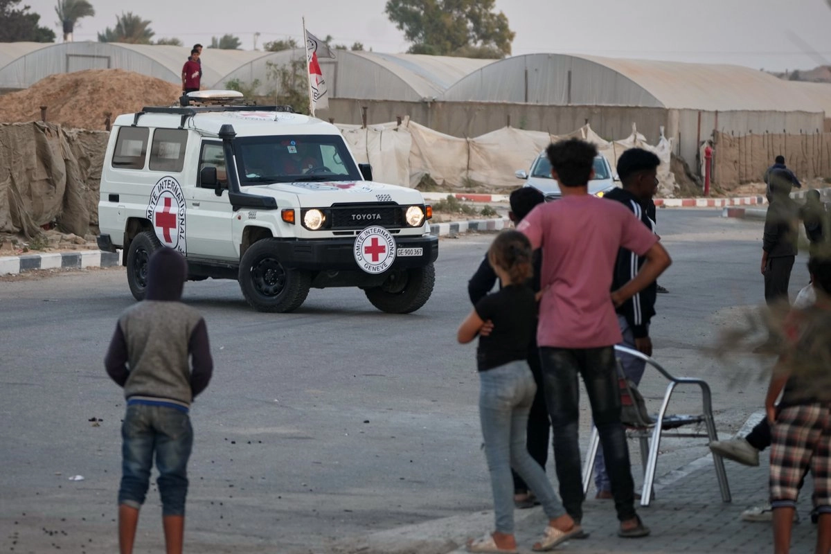 Vehículos de la Cruz Roja transportan dos cuerpos, presuntamente de rehenes israelíes entregados por Hamás, en Deir al-Balah, en el centro de la franja de Gaza, el 30 de octubre de 2025. Foto  