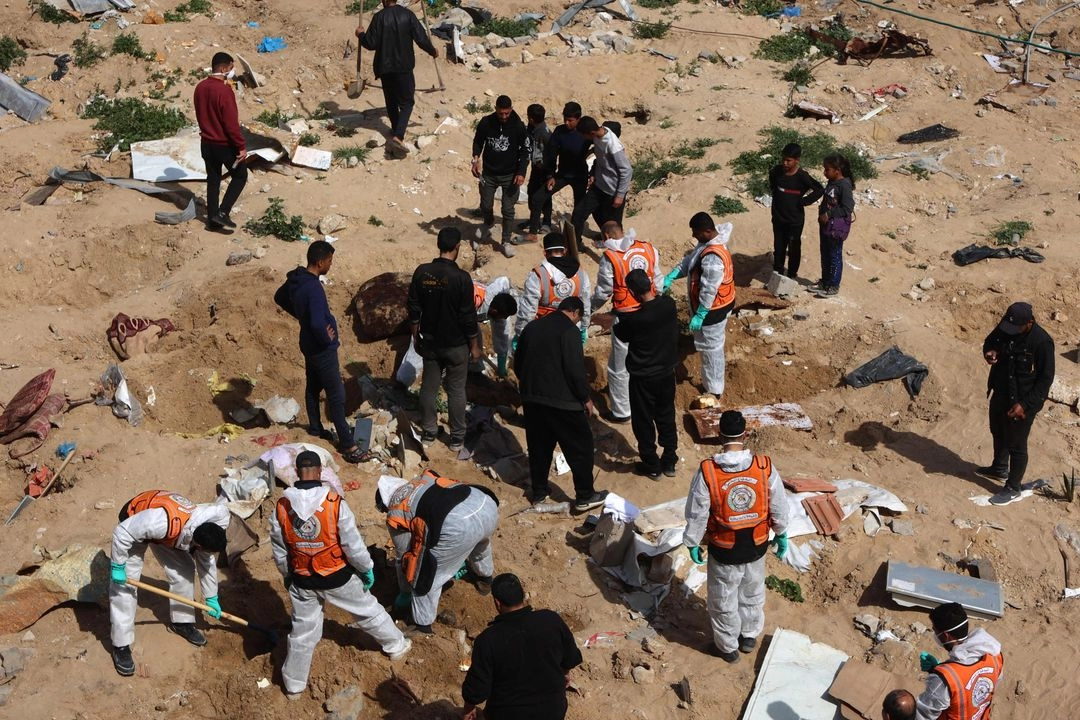 Trabajadores de la defensa civil palestina descubrieron cuerpos enterrados en la ciudad de Gaza, el 13 de marzo de 2025. Foto 