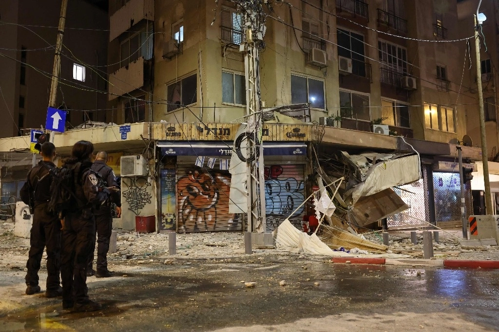 Escombros en calles de Tel Aviv, Israel, causados por ataques de Hamas. Foto Afp 
