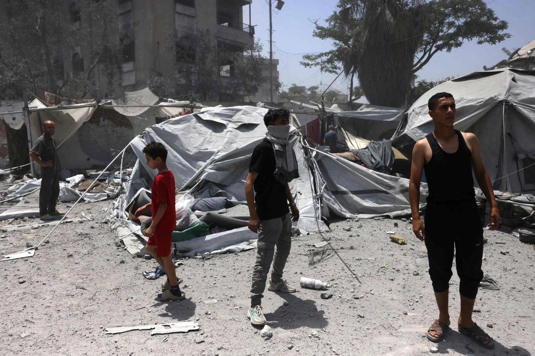 Palestinos observan la destrucción en un campamento para desplazados tras un ataque israelí contra una casa cercana al oeste de Jabalia, en el norte de la franja de Gaza, el 1 de junio de 2025. Foto