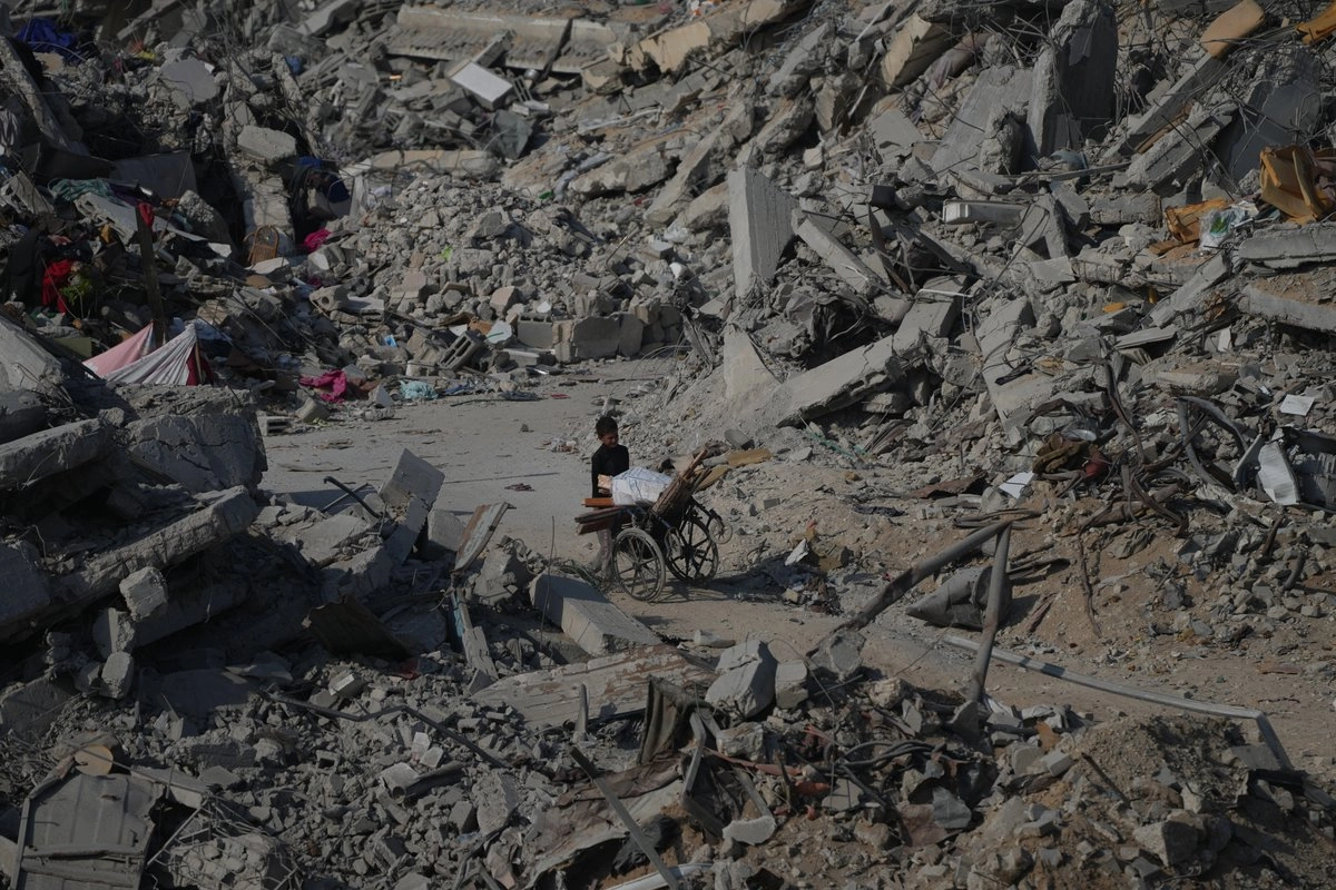 Un niño entre los escombros de los edificios destruidos en la guerra entre Israel y Hamas, en la zona de al-Nafaq del barrio Sheikh Radwan en la ciudad de Gaza, el 24 de octubre de 2025.