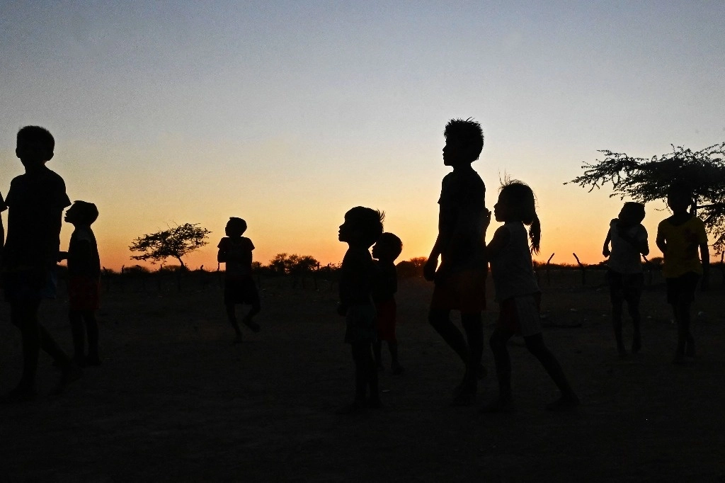 Siluetas de niños indígenas de La Guajira. Foto Afp