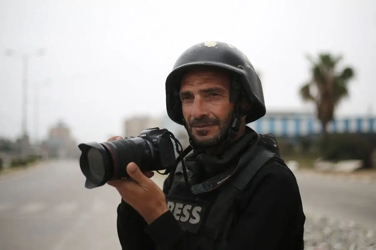 El periodista Eyad Baba de la Afencia francesa de prensa, documentando desde Gaza. Foto
