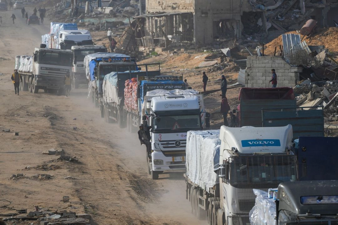 Camiones con ayuda humanitaria ingresan a la Franja de Gaza desde Egipto por la ciudad de Rafah, en el sur de Gaza.