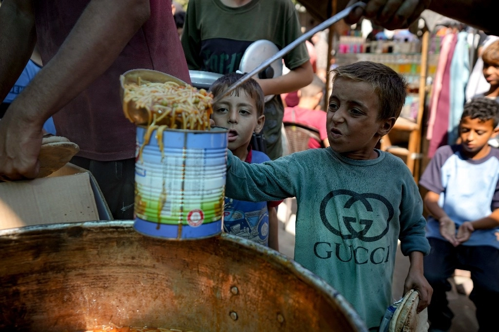 El Programa Mundial de Alimentos denunció ayer la escasez de suministros en Gaza. La imagen, en la localidad céntrica de Deir Al Balah, en Gaza. Foto Ap 
